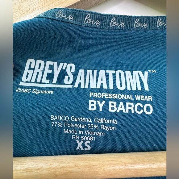 NWT Barco Grey's Anatomy Women's Bahama Active LOVE Raglan V-Neck Top XS - Picture 2 of 12